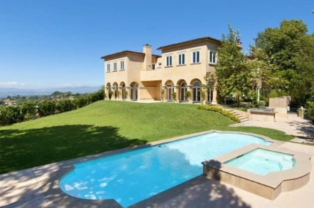 Nicki Minaj lives in the affluent Beverly Hills.